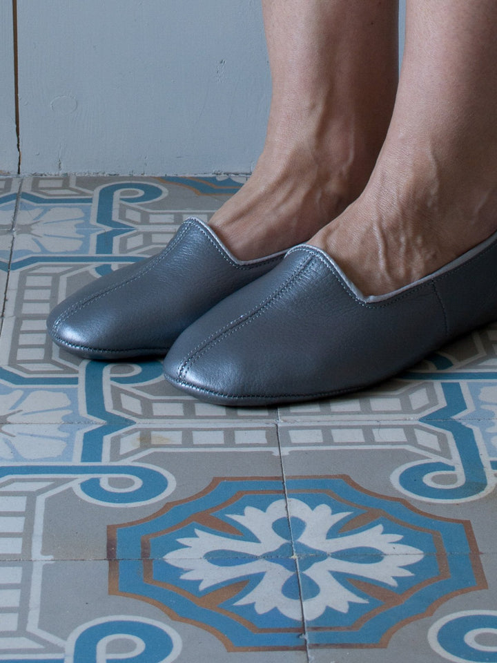 Leather Slippers in Shiny Grey