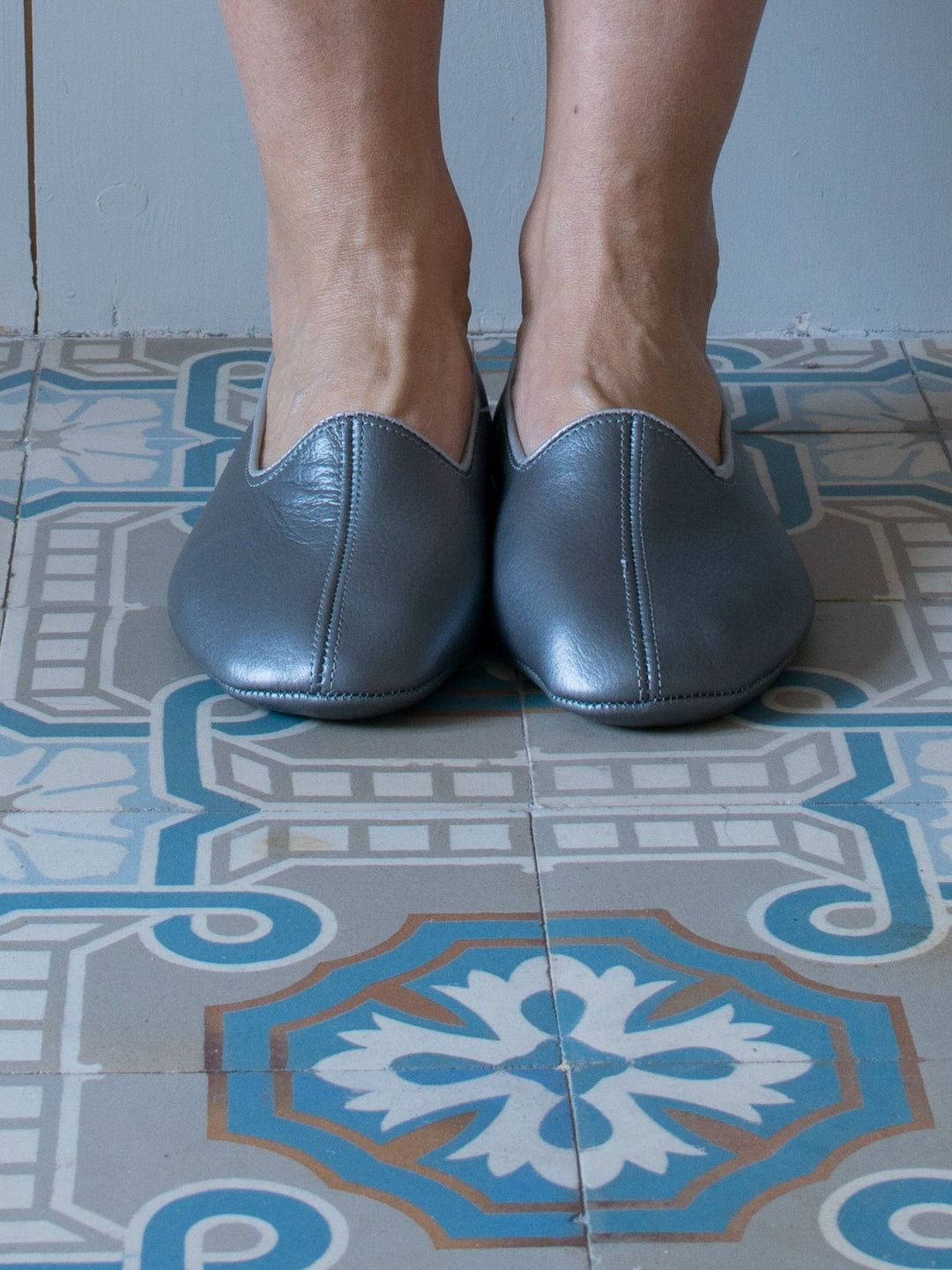 Leather Slippers in Shiny Grey