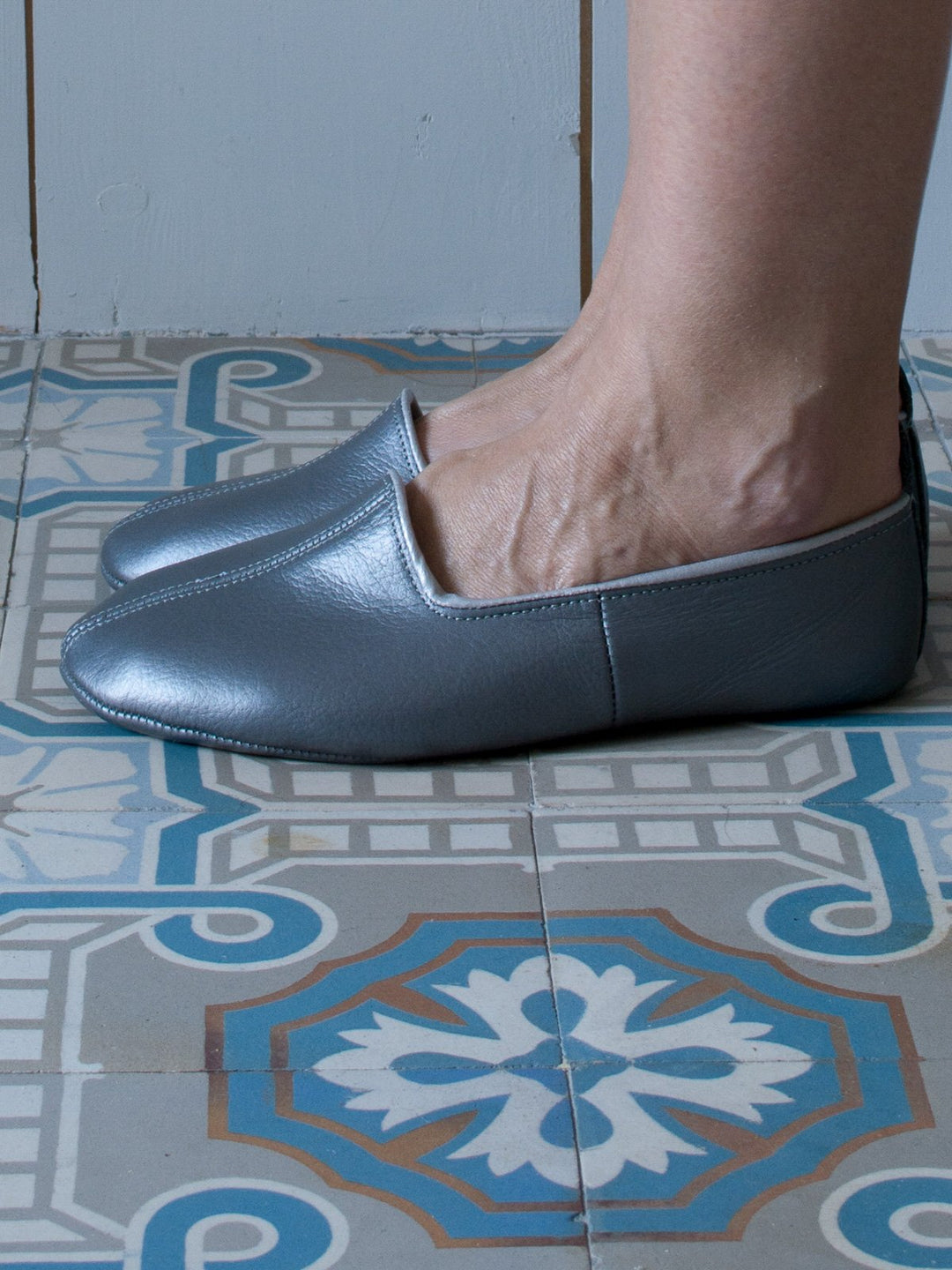 Leather Slippers in Shiny Grey