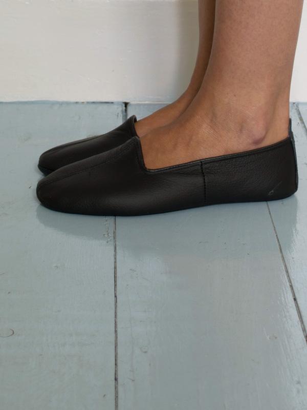 Leather Slippers in Black